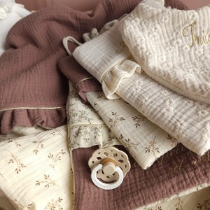 Couverture bébé personnalisée - plaid écru et chataigne fleurs naissance brodé fait main avec froufrou - gaze de coton imagem 6