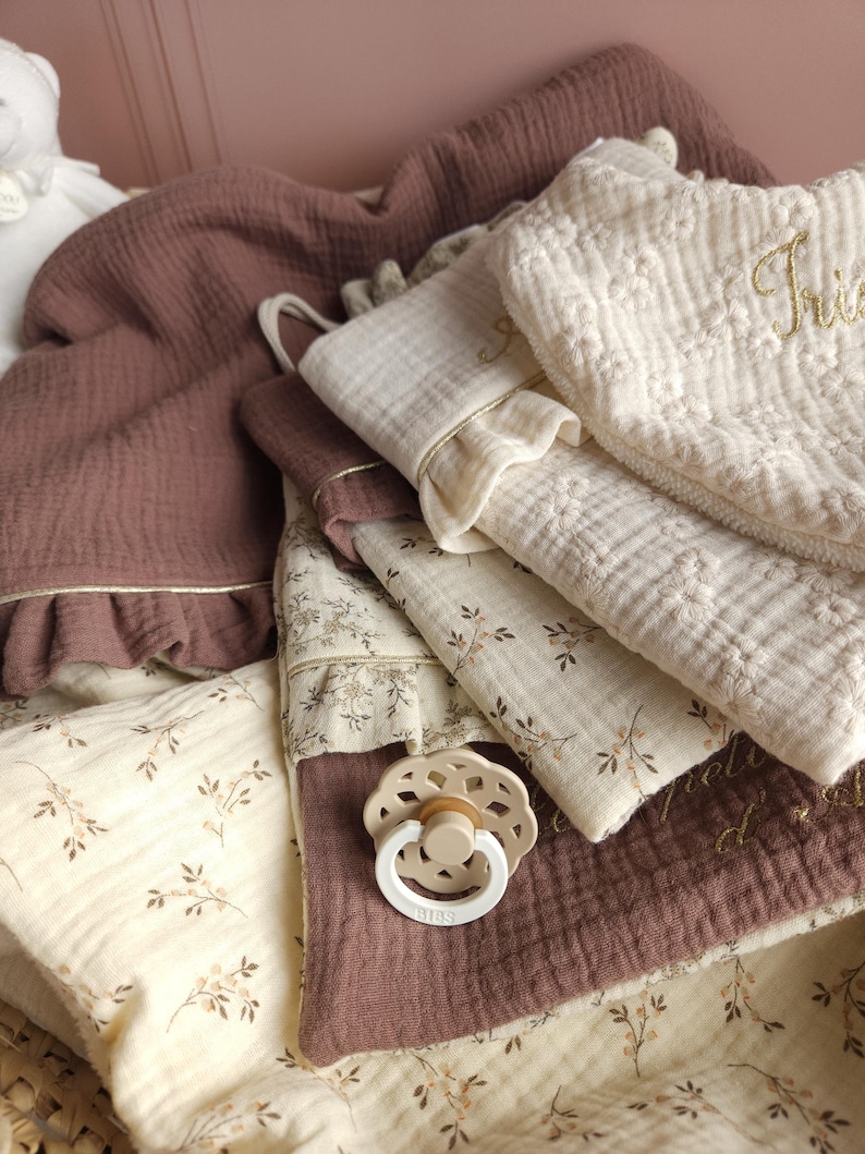 Couverture bébé personnalisée - plaid écru et chataigne fleurs naissance brodé fait main avec froufrou - gaze de coton imagem 6
