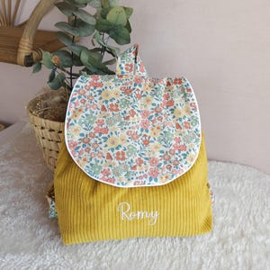 Sac à dos personnalisé enfant maternelle ou crèche en velours moutarde ou vert tissu liberty cadeau de naissance Noël