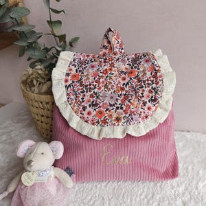 Sac à dos personnalisé enfant maternelle ou crèche avec froufrou en velours rose tissu liberty