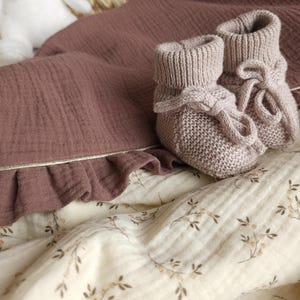 Couverture bébé personnalisée - plaid écru et chataigne fleurs naissance brodé fait main avec froufrou - gaze de coton imagem 3