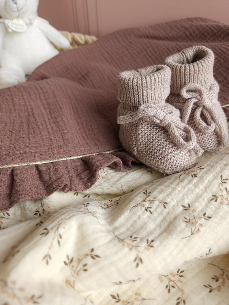 Couverture bébé personnalisée - plaid écru et chataigne fleurs naissance brodé fait main avec froufrou - gaze de coton imagem 3