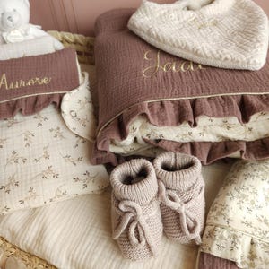 Couverture bébé personnalisée - plaid écru et chataigne fleurs naissance brodé fait main avec froufrou - gaze de coton imagem 5