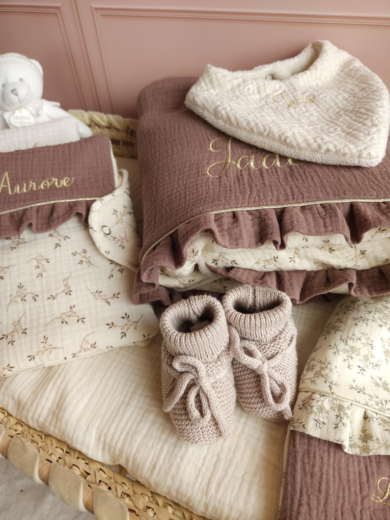Couverture bébé personnalisée - plaid écru et chataigne fleurs naissance brodé fait main avec froufrou - gaze de coton imagem 5