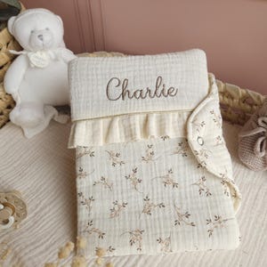 Gepersonaliseerde kaft voor het gezondheidsboekje van je baby met ruches - geborduurde kaft met babynaam in ecru katoenen gaas met bloemenprint - kraamcadeau