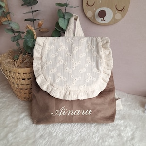 Sac à dos personnalisé enfant maternelle ou crèche avec froufrou en velours taupe et ecru broderie anglaise