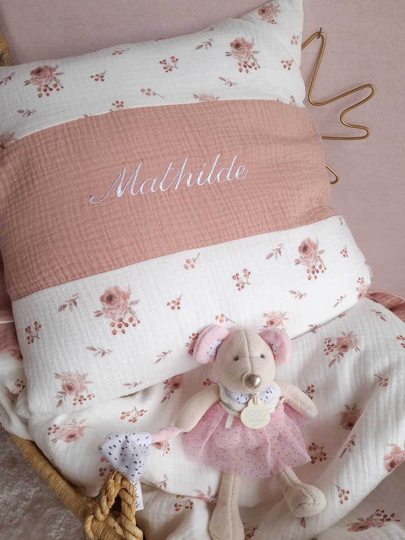 couverture plaid bebe en tissu doudou personnalise brodé fait main gaze de coton pour cadeau de naissance anniversaire image 8