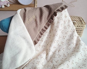 couverture plaid bebe en tissu doudou personnalise brodé fait main gaze de coton pour cadeau de naissance anniversaire