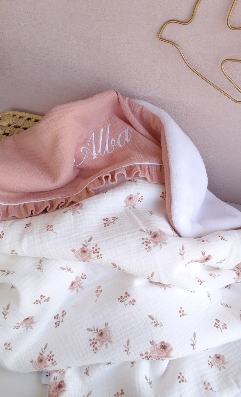 couverture plaid bebe en tissu doudou personnalise brodé fait main gaze de coton pour cadeau de naissance anniversaire image 2