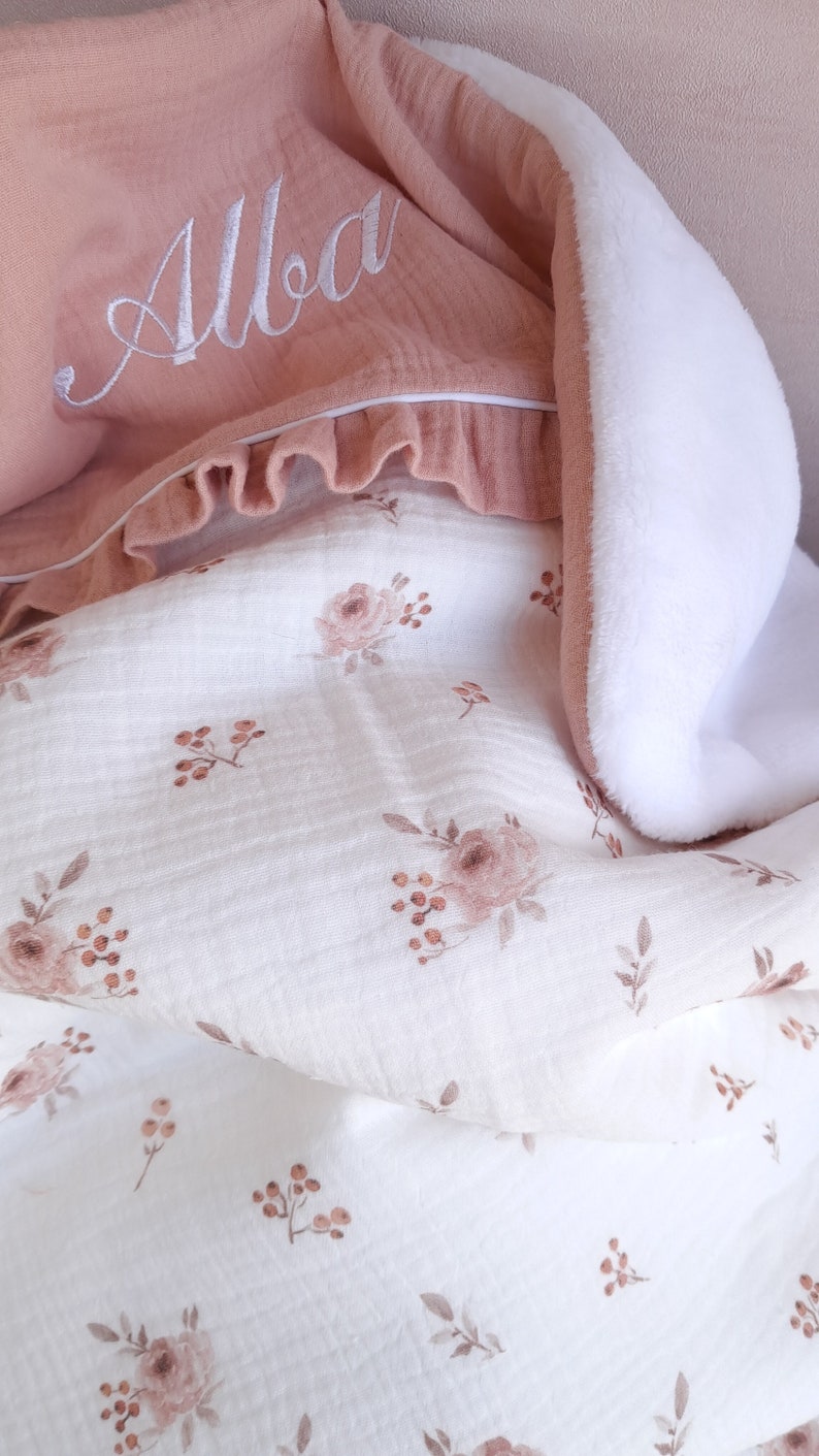 couverture plaid bebe en tissu doudou personnalise brodé fait main gaze de coton pour cadeau de naissance anniversaire image 4
