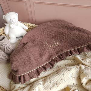 Couverture bébé personnalisée - plaid écru et chataigne fleurs naissance brodé fait main avec froufrou - gaze de coton imagem 2