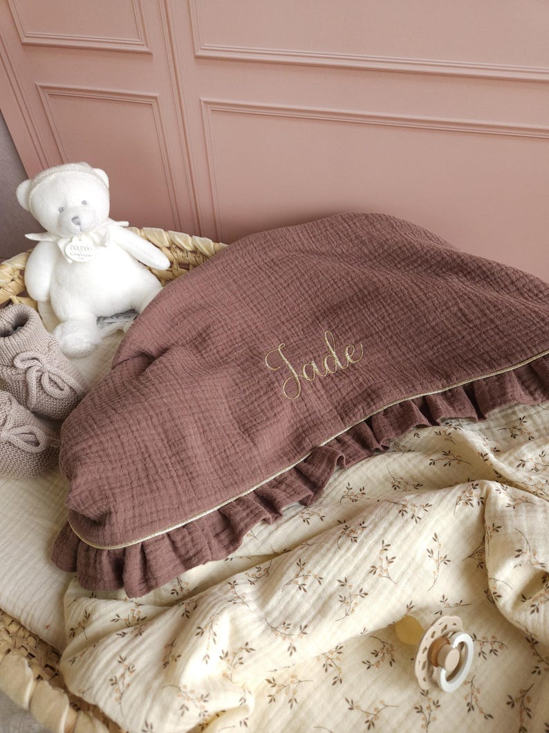 Couverture bébé personnalisée - plaid écru et chataigne fleurs naissance brodé fait main avec froufrou - gaze de coton imagem 2