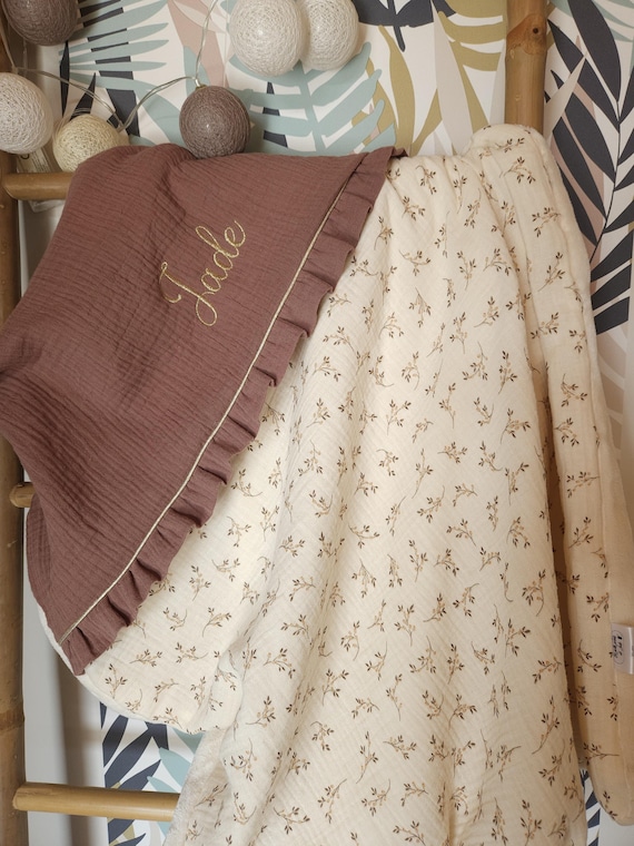 couverture bébé personnalisée - plaid fleurs naissance brodé fait main avec froufrou - gaze de coton