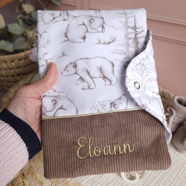 Protège carnet de santé bébé avec prénom brodé - housse en velours marron et coton animaux ours - accessoire bébé