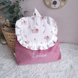 Sac à dos personnalisé enfant maternelle ou crèche avec froufrou en velours vieux rose tissu blanc fleurs