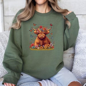 Sudadera de vaca de las Tierras Altas, suéter divertido de vaca, top de animales de granja, regalo para amantes de los animales, sudadera con animales, jersey de mariposas, regalos de vaca de las Tierras Altas imagen 1