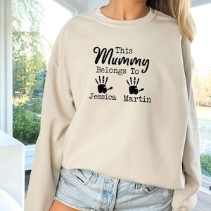 Sweat-shirt momie personnalisé, pull maman personnalisé, cadeau de fête des mères, pull cette momie fait partie du chandail, haut rigolo pour maman, pull mignon maman et moi