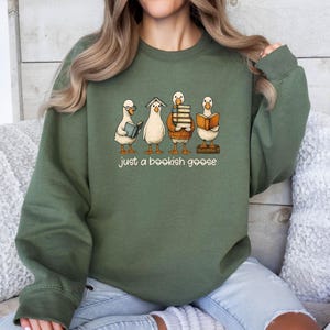 Sudadera de ganso literario, suéter de ganso gracioso, sudadera de nerd de libros, suéter de ganso divertido, suéter para amantes de los libros, solo un ganso literario, regalo de libros imagen 2