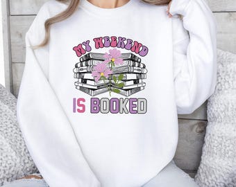 My Weekend Is Booked, sweater boekenliefhebber, cadeau boekenliefhebber, bloemenboektrui, sweater sweater, lezingtop, leesgrage cadeaus, boekcadeaus