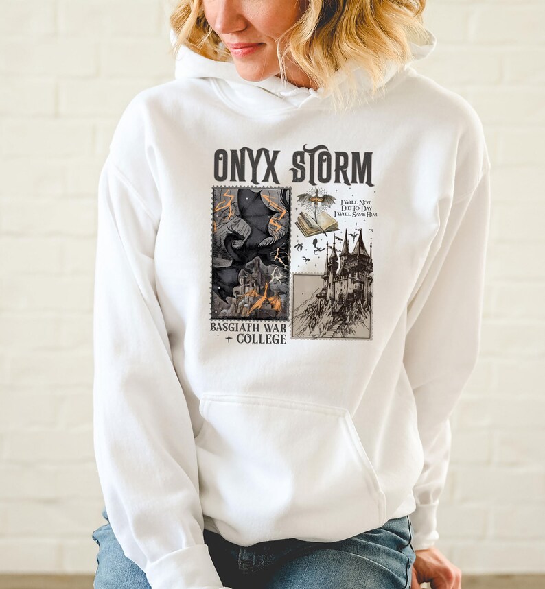 Peut inclure: Sweat-shirt blanc avec un imprim&eacute; graphique noir et blanc d'un ch&acirc;teau et d'un dragon. Le texte "ONYX STORM" est imprim&eacute; en noir en haut du graphique. Le texte "BASSGIATH WAR + COLLEGE" est imprim&eacute; en noir en bas du graphique. Le texte "I WILL NOT DIE TO DAY I WILL SAVE HIM" est imprim&eacute; en noir sur fond blanc dans le coin sup&eacute;rieur droit du graphique.