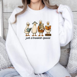 Sudadera de ganso literario, suéter de ganso gracioso, sudadera de nerd de libros, suéter de ganso divertido, suéter para amantes de los libros, solo un ganso literario, regalo de libros imagen 3