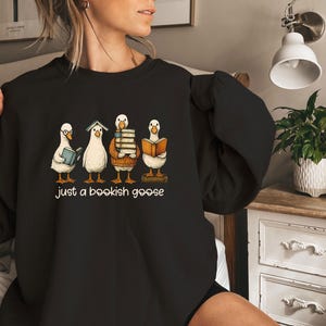 Sudadera de ganso literario, suéter de ganso gracioso, sudadera de nerd de libros, suéter de ganso divertido, suéter para amantes de los libros, solo un ganso literario, regalo de libros imagen 1