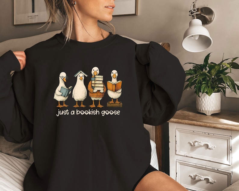 Sudadera de ganso literario, suéter de ganso gracioso, sudadera de nerd de libros, suéter de ganso divertido, suéter para amantes de los libros, solo un ganso literario, regalo de libros imagen 1