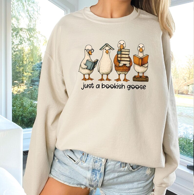 Sudadera de ganso literario, suéter de ganso gracioso, sudadera de nerd de libros, suéter de ganso divertido, suéter para amantes de los libros, solo un ganso literario, regalo de libros imagen 4