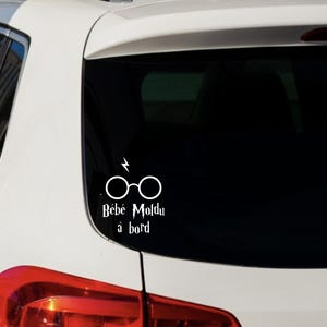 Peut inclure: Autocollant blanc pour voiture avec des lunettes rondes, un éclair et le texte "Bébé Moldu à bord". Le design épuré est parfait pour les fans d'une célèbre série fantastique.