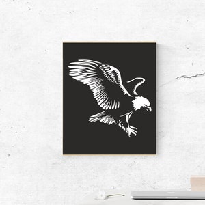 Könnte beinhalten: Eine schwarz-weiße Silhouette eines Adlers mit ausgebreiteten Flügeln, der vor einem schwarzen Hintergrund fliegt.