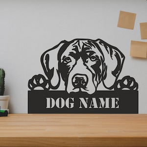 Puede incluir: Silueta de metal negro de un perro asomándose por encima de un letrero que dice "DOG NAME".