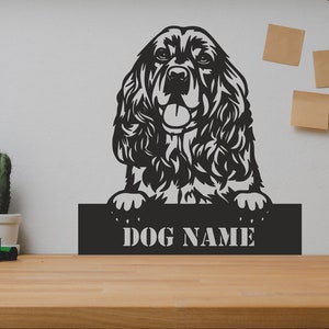 Puede incluir: Silueta en blanco y negro de un perro Cocker Spaniel asomándose por encima de un cartel que dice "DOG NAME".