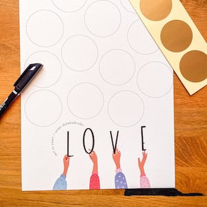 Könnte beinhalten: Ein weißer druckbarer Kalender mit 12 Kreisen für Daten. Der Kalender trägt den Titel "June datekalender" und hat das Wort "LOVE" unten geschrieben, wobei vier Hände die Buchstaben hochhalten. Auf der rechten Seite des Blattes befinden sich vier goldene Aufkleber.