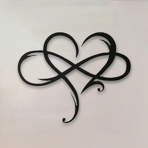 Decorazione murale in metallo a forma di cuore infinito: arredamento minimalista a tema amore.