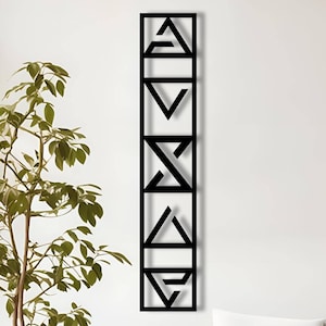 Può includere: Arte da parete in metallo nero con un design geometrico che presenta una serie di triangoli, quadrati e triangoli invertiti.