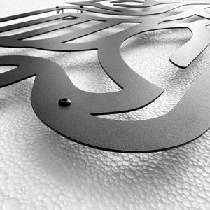 Arte de parede geométrica em metal com grifo: decoração de heráldica mítica imagem 8