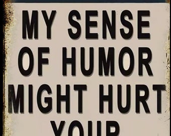 Targa In Metallo Umoristica "Warning: My Sense Of Humor Might Hurt Your Feelings" | Rosso Vintage 20x30cm | Arredamento Rustico Per Casa, Garage, Ufficio E Regalo Divertente