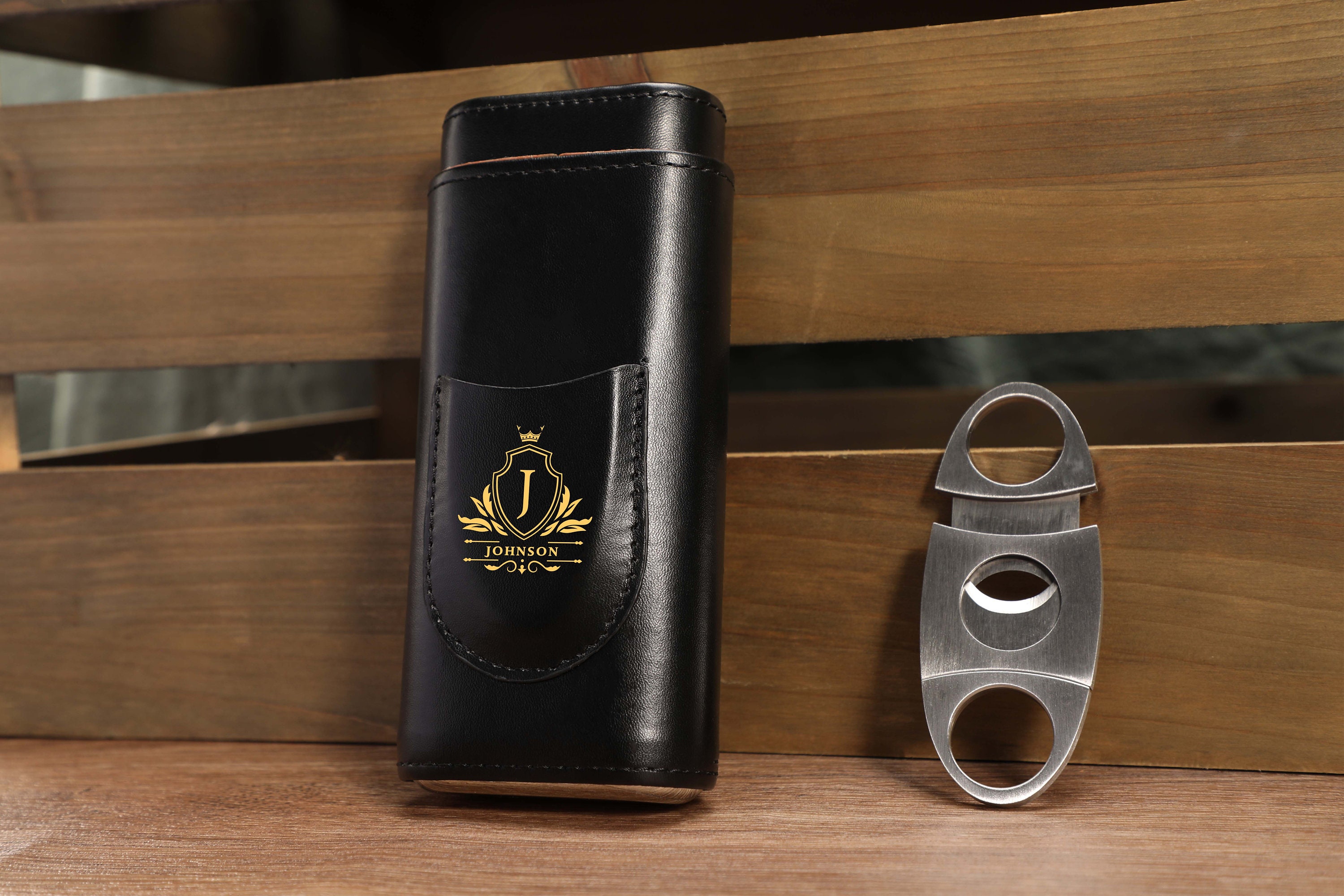 Source leather designer cigar travel case bifold cigar gift holder with  cutter on m.
