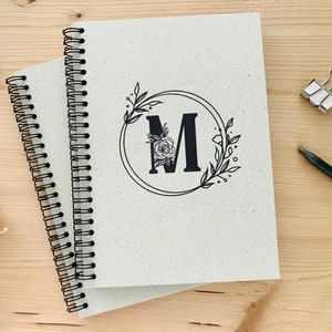 Notizbuch aus Graspapier personalisiert mit Monogramm Ringbindung Spiralblock A4 A5 A6 blanko | Blumenornament