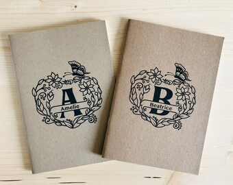 Notizbuch personalisiert mit Monogramm und Namen | Kraftpapier | blanko | A5 | A6 | Schmetterlingsornament|