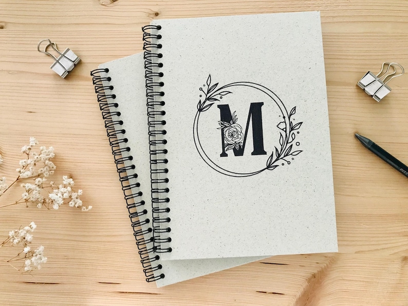 Notizbuch aus umweltfreundlichen Graspapier mit Ringbindung personalisierbar mit Monogramm