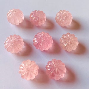 Pu&ograve; includere: Otto perle di quarzo rosa rosa con un motivo floreale intagliato. Le perle sono lisce e lucidate.