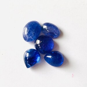 Cabochon di tanzanite naturale di qualità AAA + / Cabochon per la produzione di gioielli / Tanzania Gemstone / Cerchio, pera, cabochon di forma ovale / Regalala