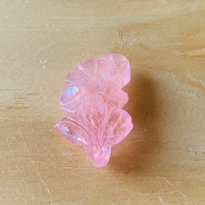 Natürliche rosa Morganit Schnitzerei, Blume handgefertigte Schnitzerei, Schnitzerei für Schmuckherstellung, Weihnachtsgeschenk, Geschenk für sie, geschnitzter Blumen-Edelstein