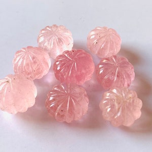 Pu&ograve; includere: Otto cabochon di quarzo rosa con un designo a fiore intagliato. I cabochon sono lisci e lucidi.