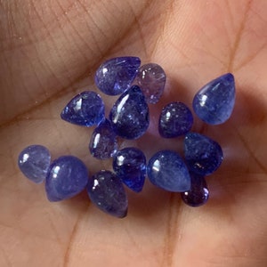 Cabochon a goccia di tanzanite naturale di alta qualità / 22 carati / 14 pezzi / 5x4 MM a 8x6 MM / Cabochon di tanzanite / Tanzania Gemstone Supply