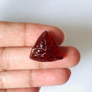 Intaglio floreale in hessonite naturale, dimensioni 17x17 MM, peso 17 carati, intaglio a forma di triangolo artigianale, pietra preziosa intagliata per la creazione di gioielli