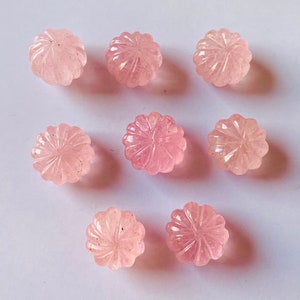 Pu&ograve; includere: Otto cabochon di quarzo rosa con un designo floreale intagliato. I cabochon sono lisci e lucidi.