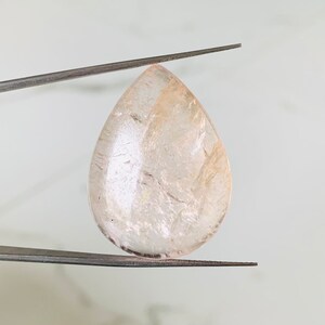Pietra preziosa in cristallo di morganite naturale / Cabochon di morganite liscia / 62 carati / 34x25 MM / Cabochon a forma di pera / Pietra di cristallo