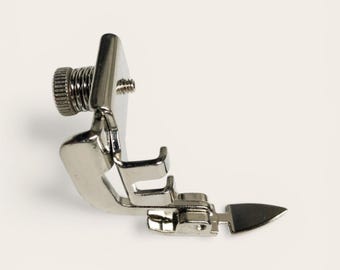 Adjustable Zipper Foot – Fits Singer 15-91 & All Low Shank Sewing Machines – Includes Mounting Screw